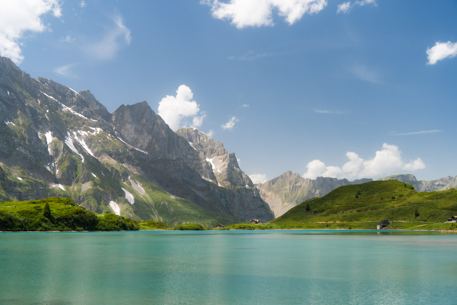 Een foto van een meer van smeltwater bij de Titlis in Zwitserland